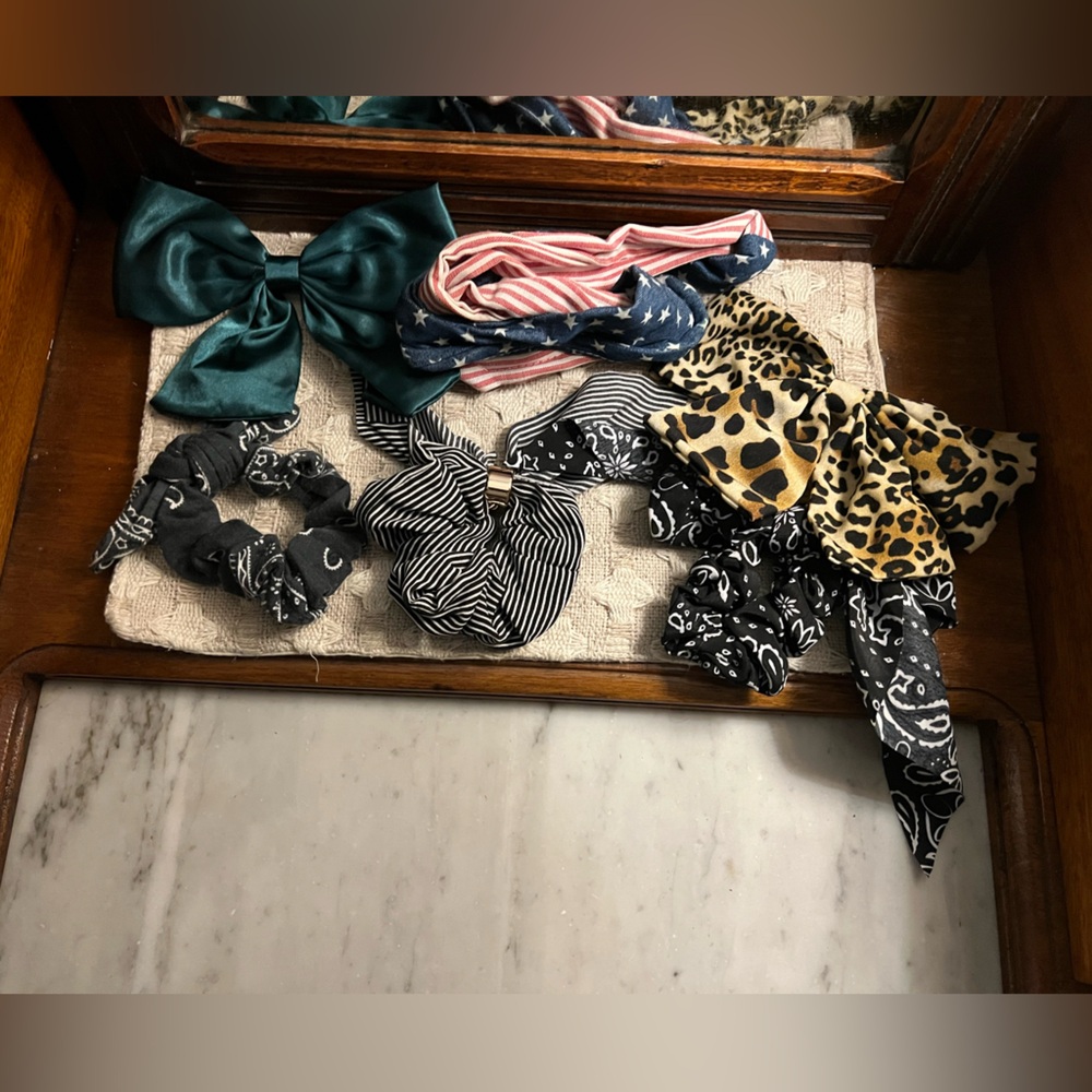 6 PIECE SET of Various Hair Accessories 2 Bows 3 Scrunchies w/ Bows‎ 1 Wire Wrap